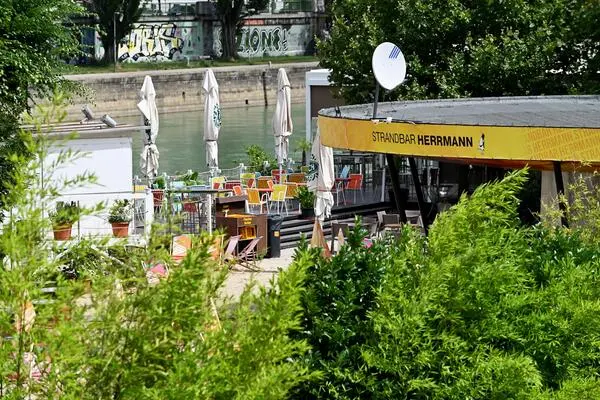 Die Strandbar Herrmann zeigt die drei ESC-Shows in ihrem Pavillon. Dresscode: Glitzer. 